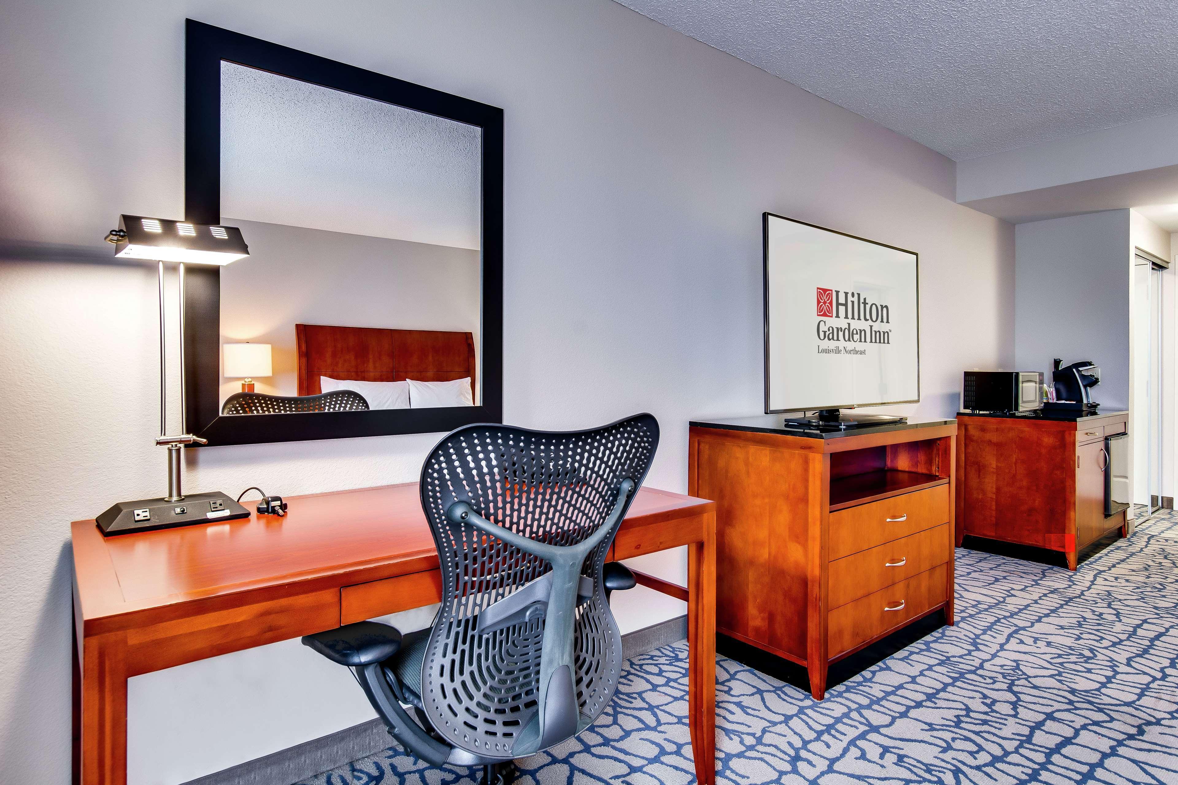 Hilton Garden Inn Louisville-Northeast Dış mekan fotoğraf